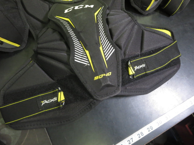 Load image into Gallery viewer, Used CCM Tacks 9040 Jr. Shoulder Pads Size Large
