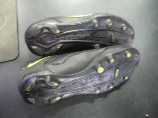 Used Nike Tiempo Soccer Cleats Size 1.5 (Heavy Wear On Cleats)