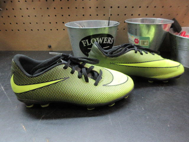 Load image into Gallery viewer, Used Nike Bravata II Soccer Cleats - Size Youth 2.5
