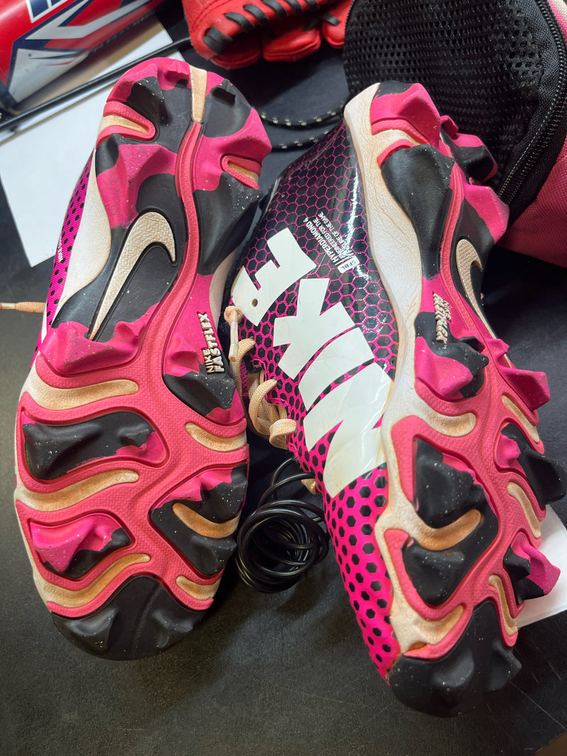Load image into Gallery viewer, USED PINK NIKE BASEBALL CLEATS SIZE 4.5

