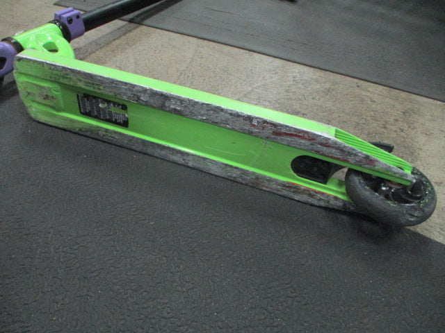 Load image into Gallery viewer, Used Madd Gear Trick Scooter (Has Wear, Needs New Wheel)
