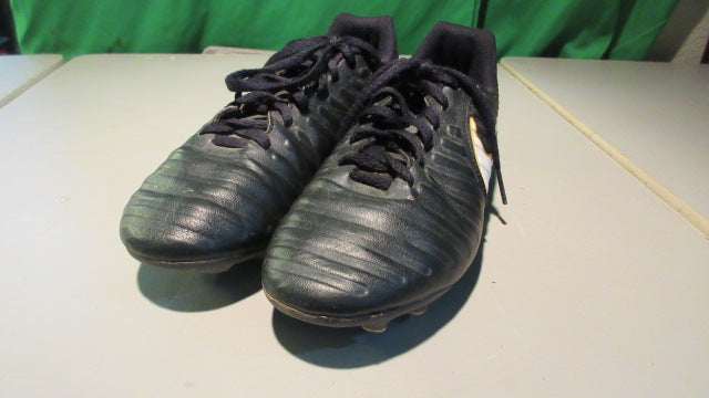 Load image into Gallery viewer, Used Nike Youth Tiempo 2.5Y Soccer Cleats
