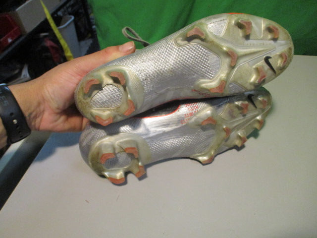 Load image into Gallery viewer, Used Nike Vapor Size 4.5 Soccer Cleats
