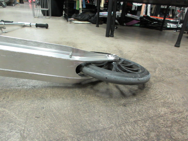 Load image into Gallery viewer, Used Razor A6 - Kick scooter - 13.4 in - silver
