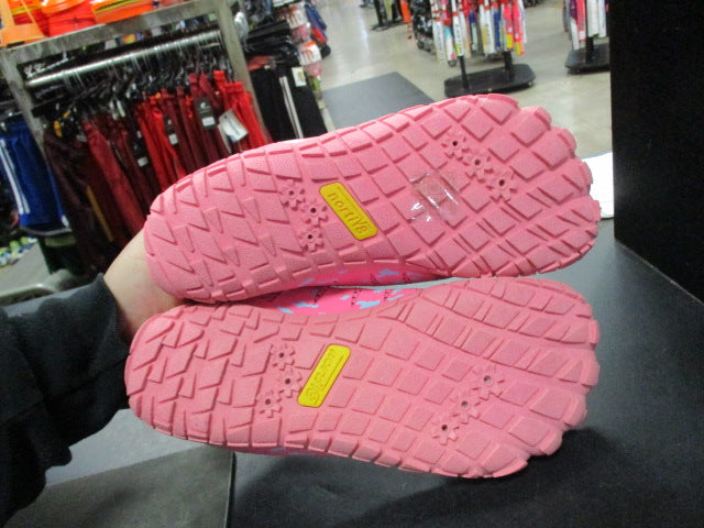 Load image into Gallery viewer, Used Norti V8 Size 4 Water Shoes
