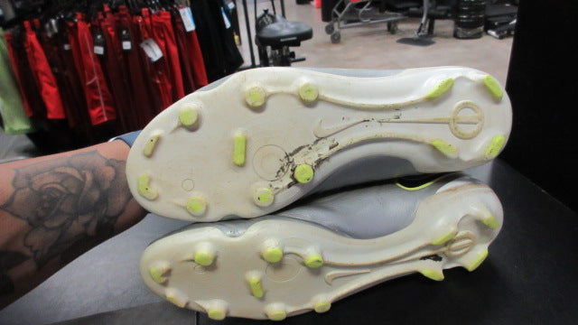 Load image into Gallery viewer, Used Nike Tiempo Legend 10 Size 9.5 Soccer Cleats
