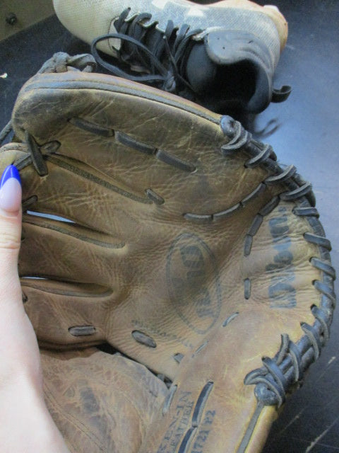 Load image into Gallery viewer, Used Wilson A1000 11"  Leather Glove - RHT
