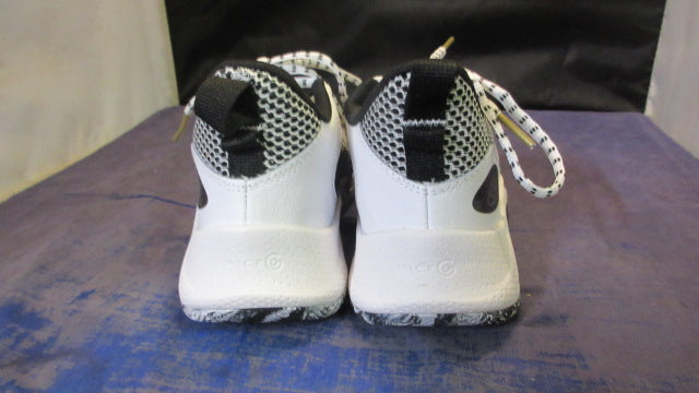 Load image into Gallery viewer, Under Armour Curry 3Z 24 Basketball Shoes Youth Size 2 - Like New

