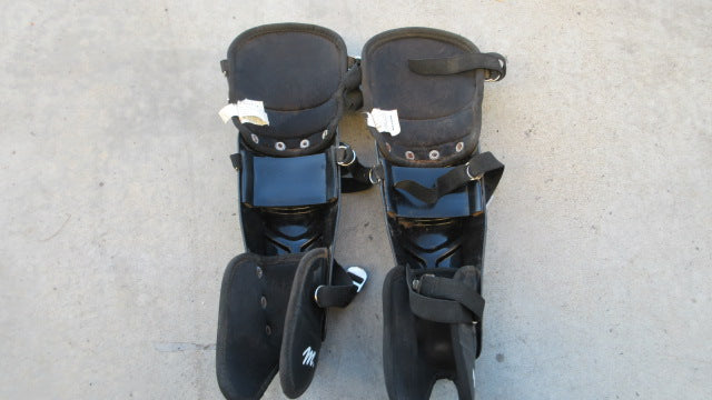 Load image into Gallery viewer, Used MacGregor Catchers Shin Guards - Youth
