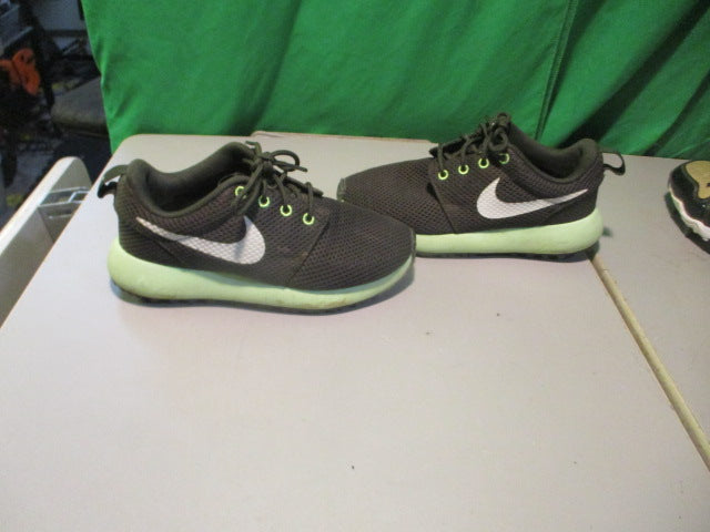 Load image into Gallery viewer, Used Nike Size 2 Golf Shoes
