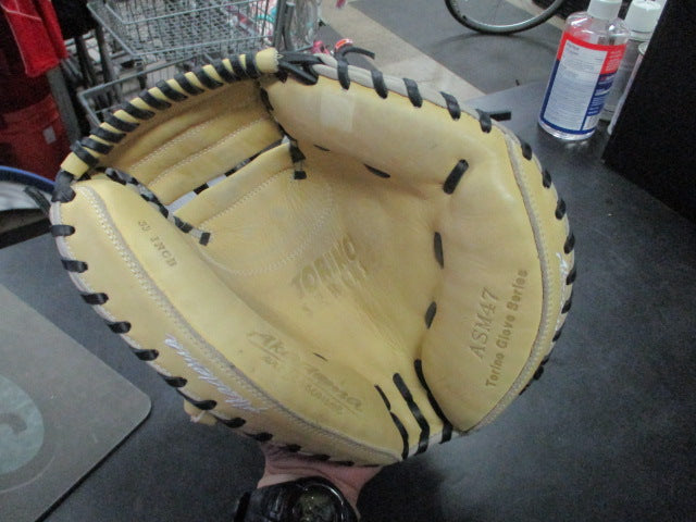Load image into Gallery viewer, Used Akadema ASM47 Torino Glove Series Catchers Mitt 33" RHT
