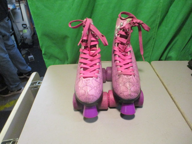 Load image into Gallery viewer, Used Skate Gear Size 5 Pink Quad Skates
