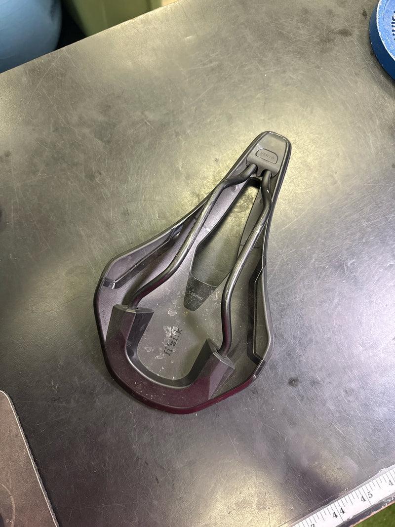 Load image into Gallery viewer, Used Fi'zi:k Vento Argo R3 Short Nose Carbon Rail Cycling Saddle 75 x 140mm
