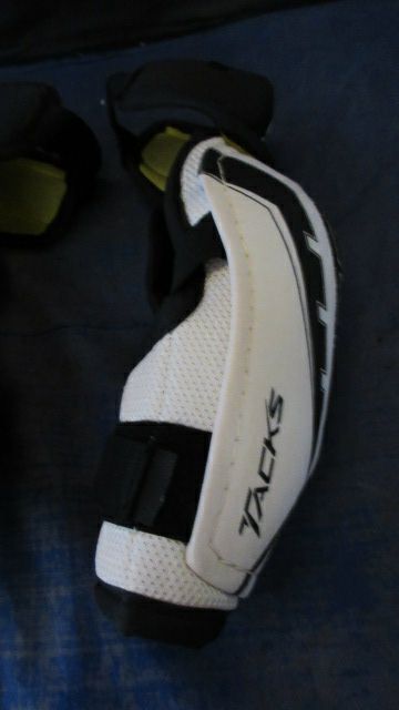 Load image into Gallery viewer, Used CCM Tacks 1052 Elbow Pads Adult Size Small - small wear
