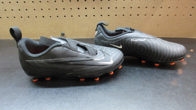 Load image into Gallery viewer, Used Nike Phantom Soccer Cleats - Size Youth 2.5
