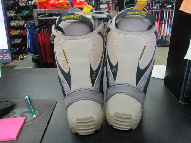 Load image into Gallery viewer, Used Salomon Autofit Sie Womens 7.5 Snowboard Boots (Has Wear)
