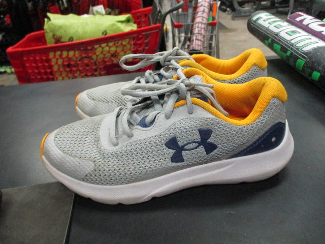 Load image into Gallery viewer, Used Under Armour Surge Size Youth 3.5 Sneakers
