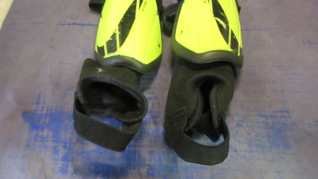Load image into Gallery viewer, Used Nike Charge Shin Guards Youth Size Small - tear on sock
