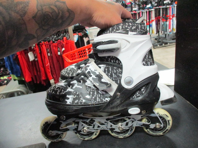 Load image into Gallery viewer, Used Kuxuan Adjustable Youth 3-6 In-Line Skates (MISSING WHEEL, SNAP BROKEN, MIS
