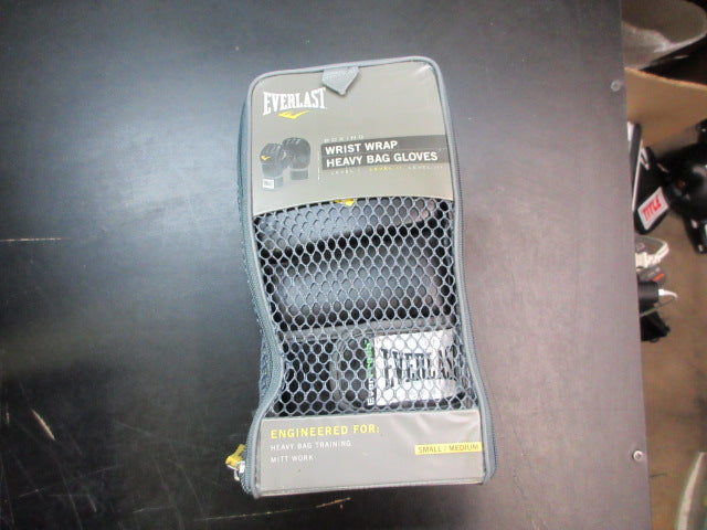 Load image into Gallery viewer, Used Everlast Wrist Wrap Heavy Bag Gloves - Size Small
