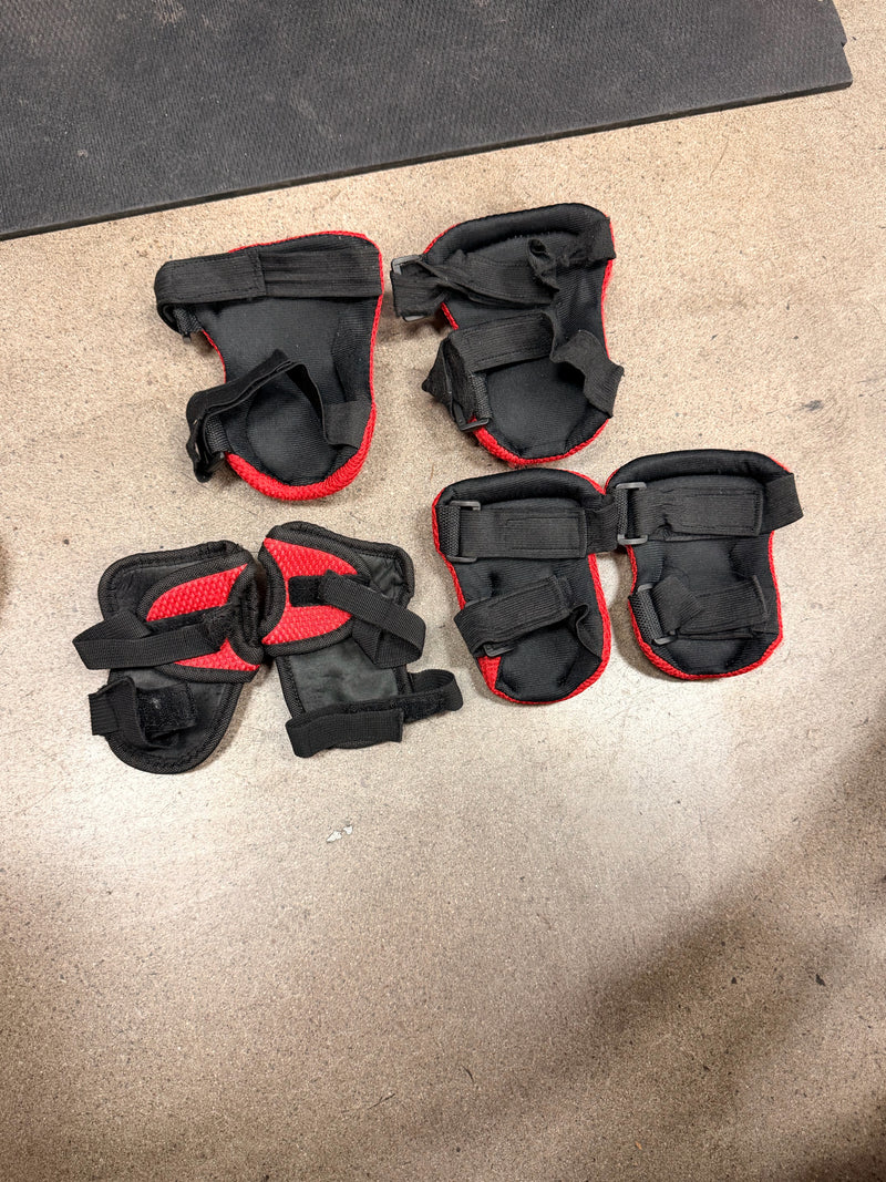 Load image into Gallery viewer, Used Black/Red Skate Pad Set
