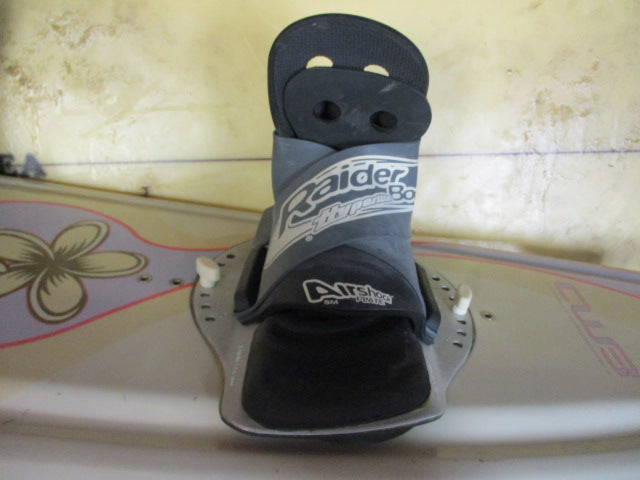 Load image into Gallery viewer, UIsed Connelley wake Girl 136cm WAKEBOARD W Small Bindings
