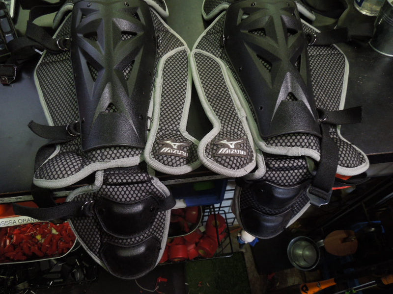 Load image into Gallery viewer, Used Mizuno Pro Samurai Catchers Shin Guards Size 16.5"
