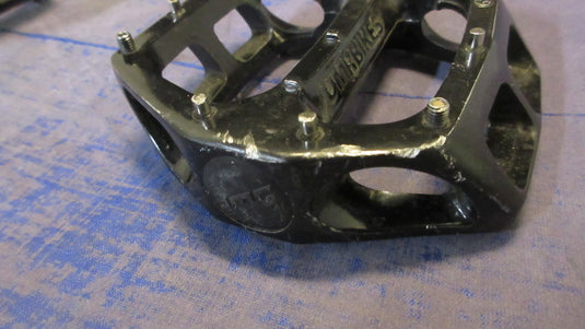 Used DMR Bikes V8 G0 Pedals - small wear