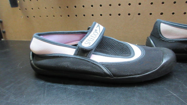 Load image into Gallery viewer, Used Speedo Water Shoes - Size 8
