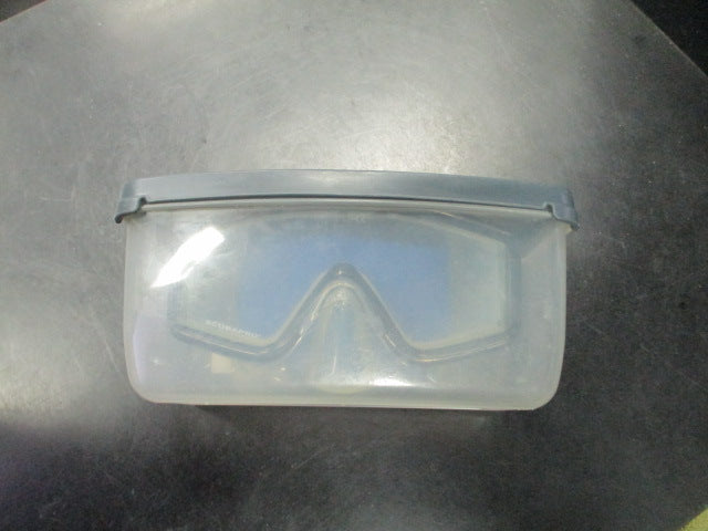 Load image into Gallery viewer, Used Scuba Pro tempered diving mask with case some use
