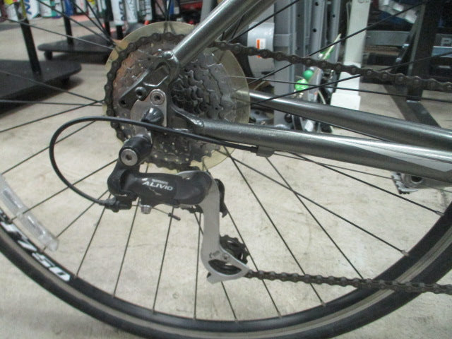 Load image into Gallery viewer, Used Trek 7.2FX 700C 24 Speed Hybrid Bike w/ Computer (Needs New Tire &amp; Tune Up)
