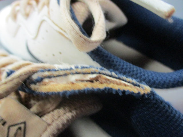 Load image into Gallery viewer, Used Nike Diamond Cleats Size 3.5
