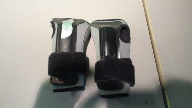 Load image into Gallery viewer, Used dakine Medium Gray Wrist Guards (Some Damage)
