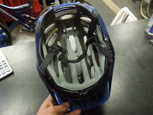 Load image into Gallery viewer, Used Giro Xen Bicyle Helmet Size Medium
