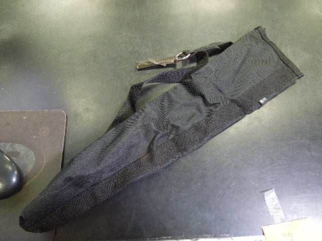 Load image into Gallery viewer, Used Clip On Arrow Quiver with 3 Easton XX75 Camo Hunter Arrows

