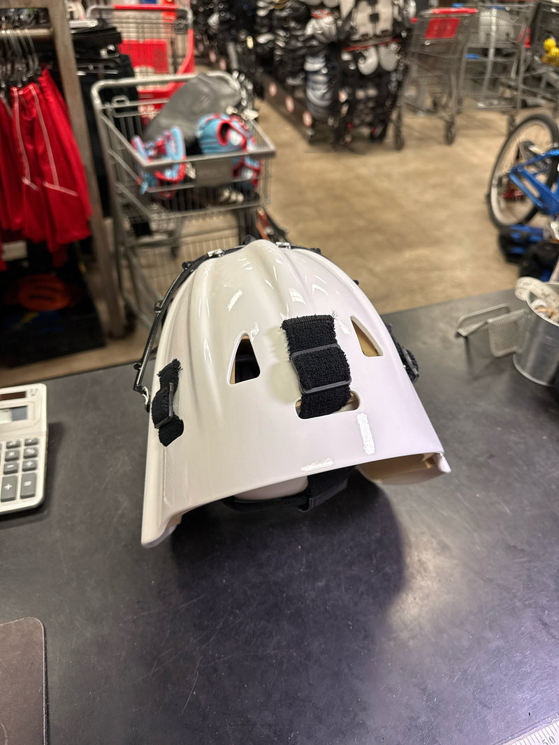 Load image into Gallery viewer, Like New Victory Sports V6 Adult Goalie Mask with HECC Cat Eye Cage Size Med
