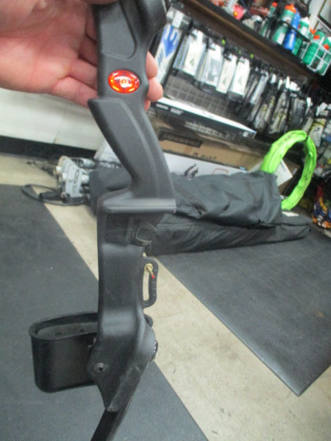 Load image into Gallery viewer, Used Sentinel 46&quot; Youth Recurve Archery Bow - RH
