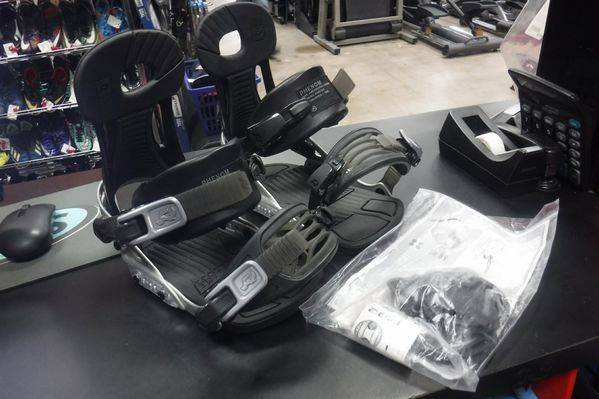 Load image into Gallery viewer, Ride Phenom Small Snowboard Bindings
