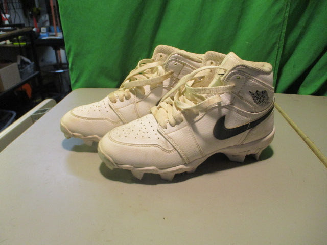 Load image into Gallery viewer, Shoe Size 4.5Y Nike Cleats
