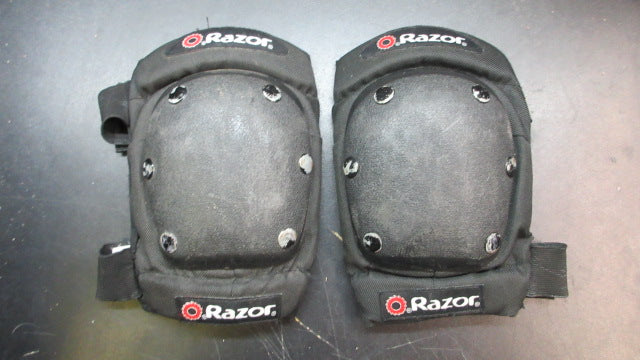 Load image into Gallery viewer, Used Razor Skating Knee Pads - Size Large
