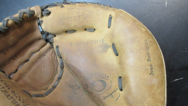 Load image into Gallery viewer, Used Wilson Pro Ivan Rodriguez 11" Leather Catchers Glove - RHT
