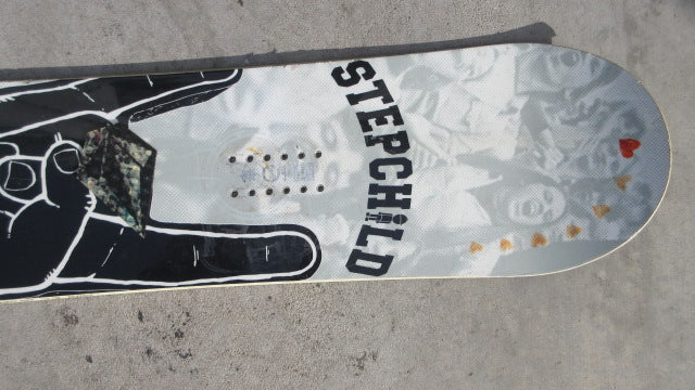 Load image into Gallery viewer, Used StepChild Latchkey 152cm Snowboard (Damage On Front)

