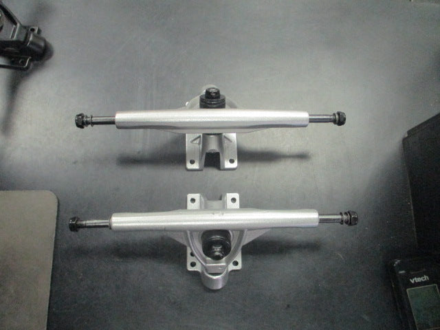 Load image into Gallery viewer, New SKATEBOARD TRUCKS Set of 2 Silver
