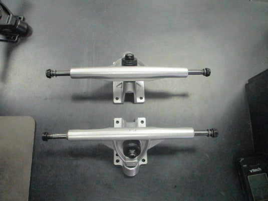 New SKATEBOARD TRUCKS Set of 2 Silver