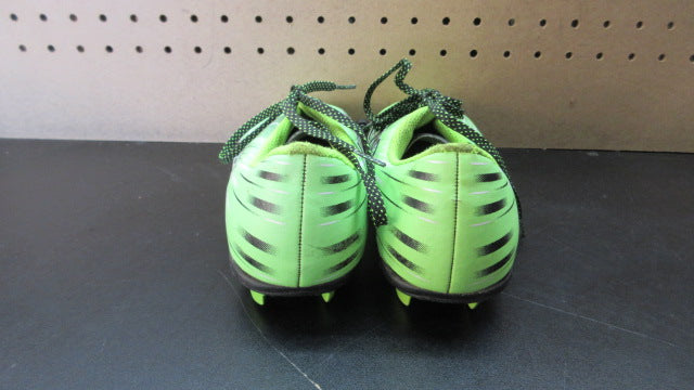 Load image into Gallery viewer, Used Umbro Arturo Soccer Cleats - Size 4
