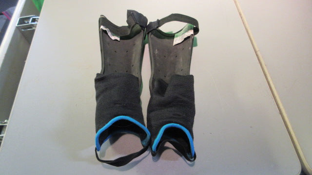 Load image into Gallery viewer, Used Champro Youth Small Soccer Shin Guards
