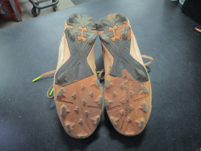 Load image into Gallery viewer, Used Under Armour Leadoff Low RM Cleats in White Size 4.5Y
