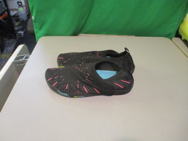 Load image into Gallery viewer, Used Water Shoes Size Youth 29
