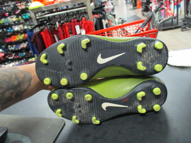 Load image into Gallery viewer, Used Nike Bravata II Size Youth 6 Soccer Cleats
