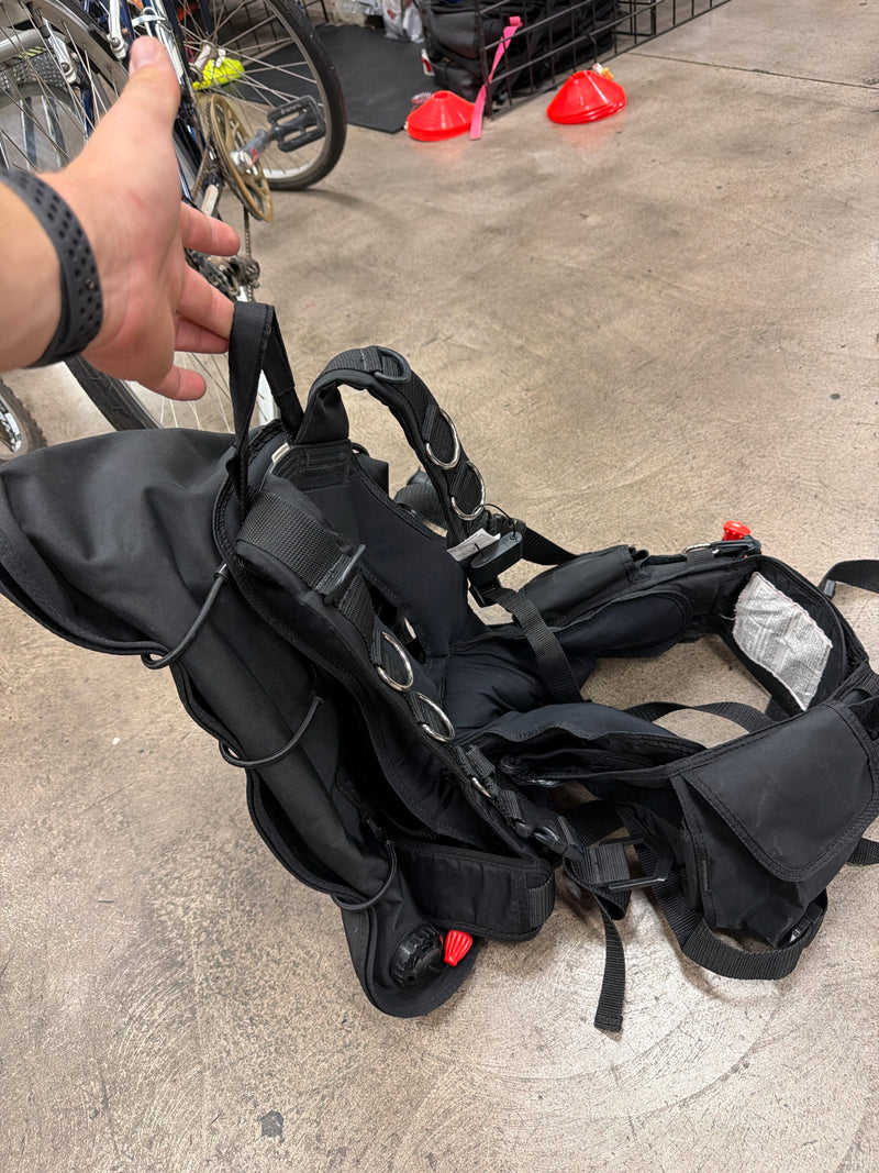 Load image into Gallery viewer, Used IDI International Divers BCD
